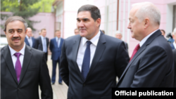 Генерал СНБ Шухрат Гулямов (на фото в центре), обвиненный в «предательстве» президентом Узбекистана Шавкатом Мирзияевым.    