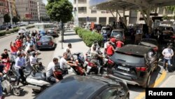 صف موتورها و ماشین‌های منتظرِ سوخت در پمپ‌بنزینی در بیروت، ۲۹ ژوئن ۲۰۲۱