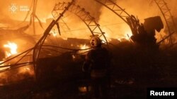 Рятувальники гасять пожежу на місці одного з російських ударів по Києву, 23 жовтня 2025 року