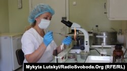 Медик досліджує аналізи пацієнтів, ілюстративне фото