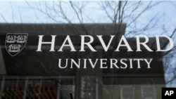 Administrația Trump interzice Universității Harvard să mai înscrie studenți străini