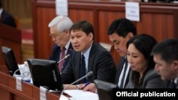 Сапар Исаков (второй слева) до отставки с поста премьер-министра Кыргызстана. Бишкек, 17 апреля 2018 года.