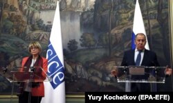 Генсекретарка ОБСЄ Гельґа Шмід і міністр закордонних справ Росії Сергій Лавров