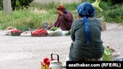 "Adamlar maşgalalaryny eklejek bolup, jan edýärler. Bular bolsa, garşy çykýarlar". Arhiwden alnan surat.