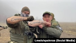 Станіслав Орлов «Іспанець» (праворуч), голова російського воєнізованого підрозділу «Еспаньйола»