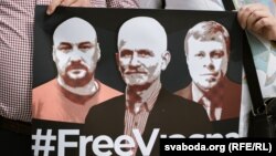 Партрэты Валянціна Стэфановіча, Алеся Бяляцкага, Уладзімера Лабковіча на плякаце падчас пікету ў Вільні. 14 ліпеня 2025