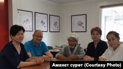 “Улуу Мекен” коомдук фондунун төрагасы Алмаз Урустамов жана карыя мугалим, акын Алымкул Акназаров фонддун активисттери менен.