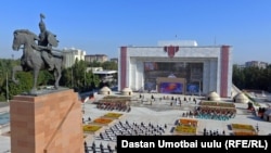 Ала-Тоо аянтындагы салтанат. Эгемендик күнү бул жылы коронавирус пандемиясынан улам ашыкча шаан-шөкөтсүз өттү.