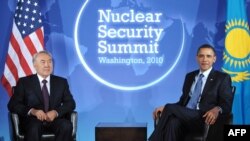 باراک اوباما (راست) و نورسلطان نظربایف، رؤسای جمهور آمریکا و قزاقستان در حاشیه کنفرانس امنیت هسته‌ای در واشینگتن