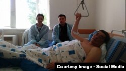 Рамазан Есергепов (на переднем плане) лежит в палате больницы на станции Шу. Жамбылская область, 15 мая 2017 года.
