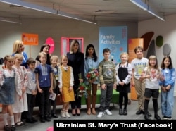 Перша леді України Олена Зеленська із школярами української школи Пречистої Діви Марії