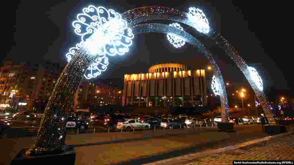 Європейська площа. Міні-новорічну арку встановили тут як знак початку маршруту&nbsp;до Арки Дружби народів