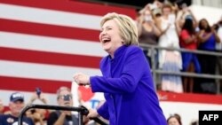 ԱՄՆ նախագահության թեկնածուի հավակնորդ Հիլարի Քլինթոնը հանդիպում է կալիֆորնիացի կուսակիցներին, Լոնգ Բիչ, Կալիֆորնիա, 6 հունիսի, 2016թ.