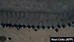 Уголь загружается в машины на шахте в Датуне в китайской провинции Шэньси, Китай, 2 ноября 2021 года