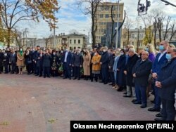 Запрошені гості та харків’яни під час заходу без дотримання соціальної дистанції