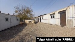 Селден кийин үйү жараксыз болгон сегиз үй-бүлө жашап жаткан контейнерлер