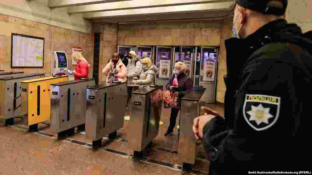 Патрулі поліції чергують та&nbsp;перевіряють у&nbsp;пасажирів COVID-документи (сертифікати чи&nbsp;тести) у&nbsp;вестибюлі станцій Київського метрополітену