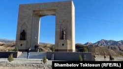 Нарын шаарынын кире бериши. 