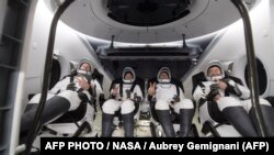 АКШ, Франция жана Жапониянын астронавттары.