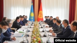 Кыргызстандын Министрлер кабинетинин төрагасы Акылбек Жапаров Казакстандын премьер-министри Аскар Мамин менен жолугушту.  5-ноябрь, Бишкек.