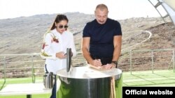 Ադրբեջանի նախագահ Իլհամ Ալիևը կնոջ՝ Մեհրիբան Ալիևայի հետ Շուշիի հեռուստառադիոկայանի հիմնարկեքի արարողության ժամանակ, 7-ը նոյեմբերի, 2021թ․