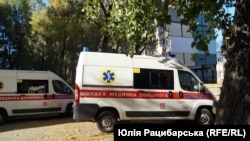 Дві швидкі біля одного з будинків у Дніпрі