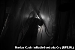 Медикам щодня доводиться одягати костюми, маски, окуляри, рукавички й заходити у відділення щонайменше на три години. Як правило, вони там перебувають набагато довше.