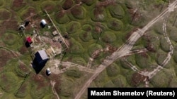 Дом в якутском селе Чурапча, расположенный на земле, которая деформировалась от таяния вечной мерзлоты