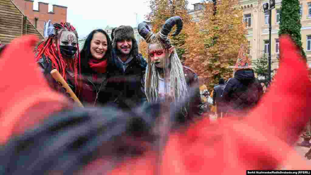 Перехожі фотографуються з учасниками маршу