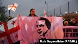 Продовжити лікування у Ґорійському військовому госпіталі експрезиденту Грузії запропонував міністр юстиції Раті Брегадзе. Він також додав, що після завершення курсу лікування Саакашвілі продовжуватиме відбувати термін у руставській в'язниці