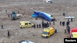 Казакстандын аймагында кулаган Azerbaijan Airlines авиакомпаниясына таандык учак. 