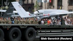 Ուկրաինա - Bayraktar անօդաչու թռչող սարքը Կիևում զորահանդեսի փորձի ժամանակ, օգոստոս, 2021թ․