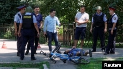 Полиция задерживает подозреваемого в вооруженном нападении. Алматы, 18 июля 2016 года.  