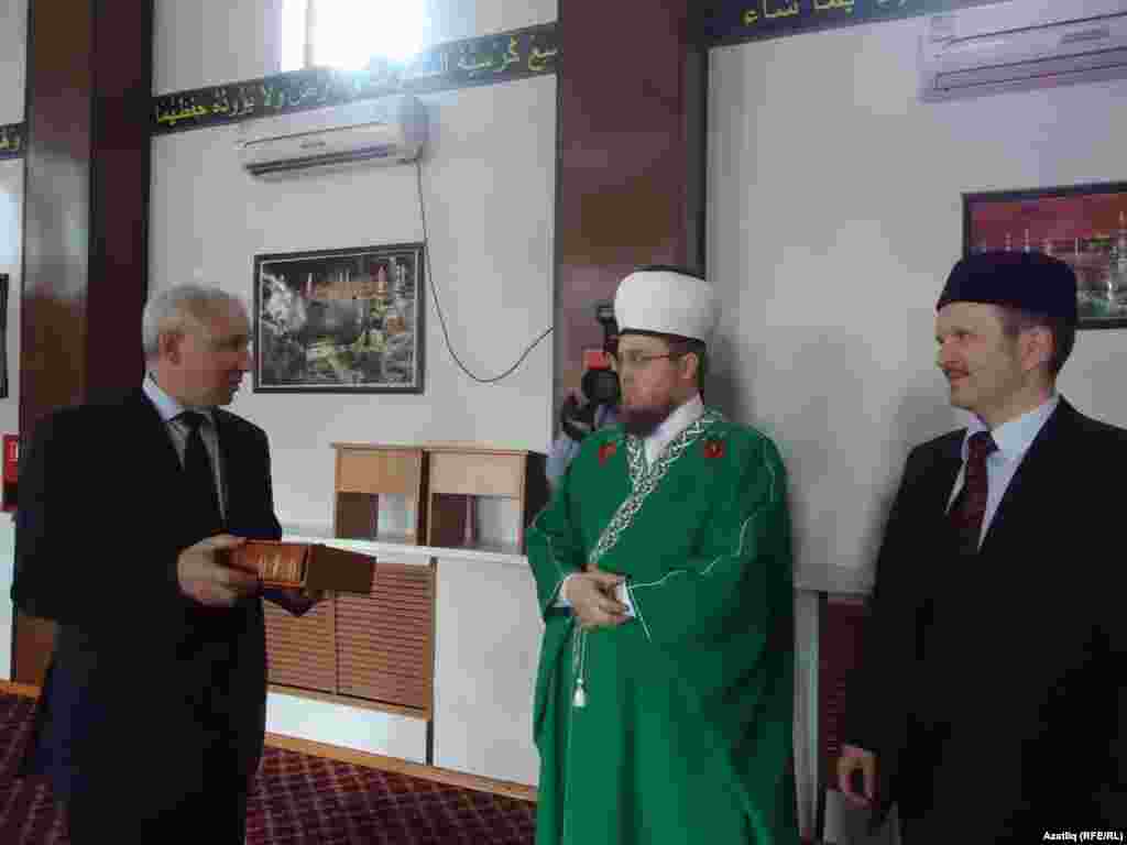 Ринат Закиров мәчет имамы Кузнецов Хәмзә һәм җирле мохтарият башлыгы Сәрвәретдин Туктаровка бүләкләр тапшыра