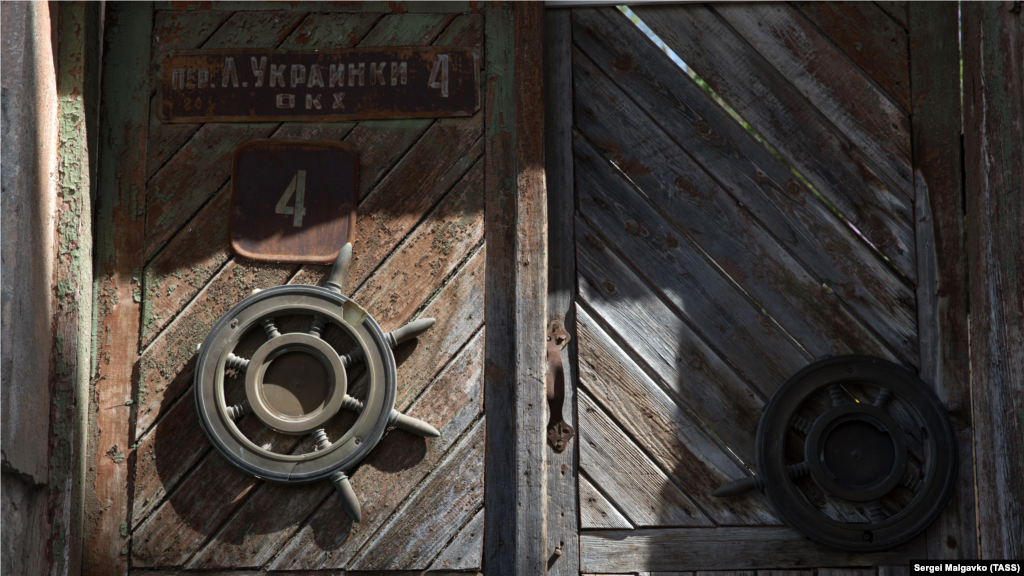 Eski şeerdeki Lesâ Ukrainka aralıqtaki evlerden biriniñ azbarına kiriş qapısı