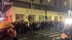 VIDEO NO COMMENT | Susținătorii lui Nicușor Dan, în fața sediului de campanie din centrul Capitalei