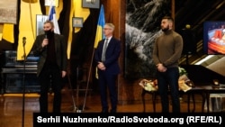 Родина Павловських отримує медалі