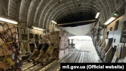 Раніше сьогодні зі США та Британії прибули вантажі з військовою допомогою Києву