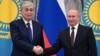 Президент Казахстана Касым-Жомарт Токаев (слева) и президент России Владимир Путин обмениваются рукопожатием во время совместной пресс-конференции после переговоров в Кремле в Москве 10 февраля 2022 года, за две недели до полномасштабного вторжения России в Украину