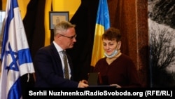 Іраїда Козачук отримує медаль своїх батьків