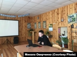 Микола Оверченко проводить дистанційно урок для школярів Жукинської школи. Жукин, Київська область. Лютий 2022 року