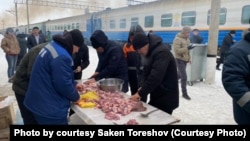 Қаңтар оқиғасы кезінде теміржол жабылып, Қызылорда облысы Сексеуіл станциясында тұрып қалған екі пойыздың жолаушыларына жергілікті халық азық-түлік, ыстық тамақ беруді ұйымдастырған. Азаттыққа Сәкен Төрешов жіберген фото. 5 қаңтар 2022 жыл.