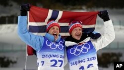 Тарьей Бё (27 лет) и Йоханнес Тиннес Бё из Норвегии позируют после третьего и первого места соответственно в мужском спринтерском забеге на 10 километров на зимних Олимпийских играх 2022 года.  Чжанцзякоу, Китай, 12 февраля 2022 года
