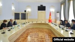 Акылбек Жапаров Дүйнөлүк банктын туруктуу өкүлчүлүгүнүн директору Навид Хасан Накви менен жолугушту. 