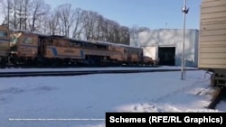 За словами працівників, до приїзду знімальної групи більш справну техніку переганяли туди, куди збиралися водити журналістів, а ту, що в гіршому стані, – ховали