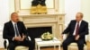 Президент России Владимир Путин (справа)  и президент Азербайджана Ильхам Алиев
