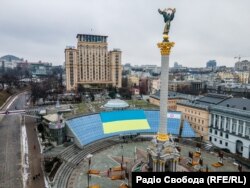 У День єднання на Майдані Незалежності у Києві активісти розгорнули державний прапор. Київ, 16 лютого 2022 року