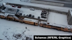 На кадрах з дрону журналісти побачили кілька австрійських машин надворі, які їм не демонстрували