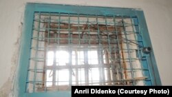 Вікно камери, утримування довічно ув'язнених. Україна