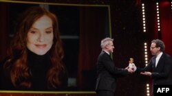 اعطای خرس طلایی افتخاری به‌صورت غیابی به ایزابل هوپر